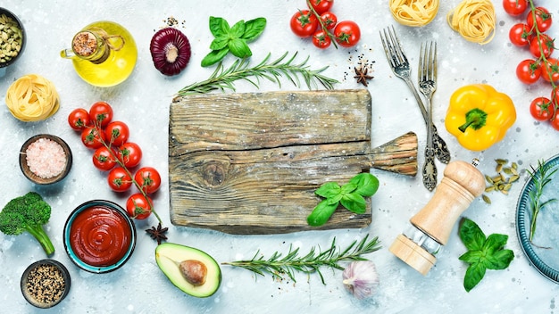 Deska z kolorowymi składnikami i przyborami kuchennymi