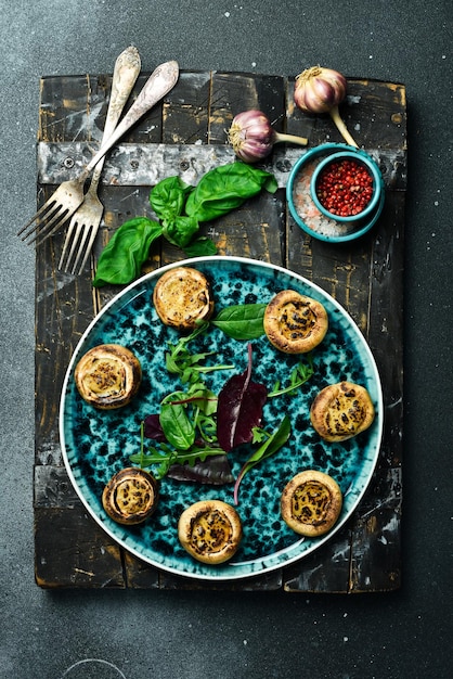 Kolekcja talerzy z potrawami